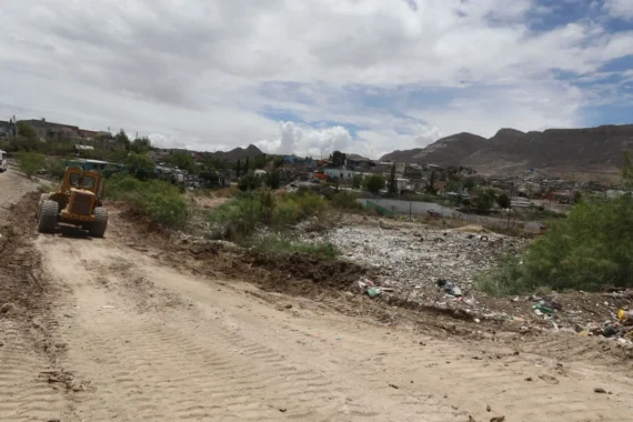 Reubican a familias asentadas en diques para evitar tragedias