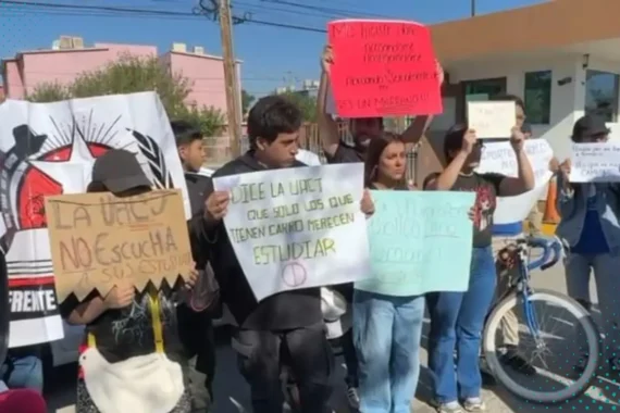 Alumnos de la UACJ exigen mejoras en transporte; acuerdan mesas de trabajo