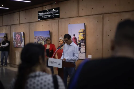 “Cargando Sueños”: Expo de Alfonso Caraveo que reflexiona sobre la migración y la niñez migrante