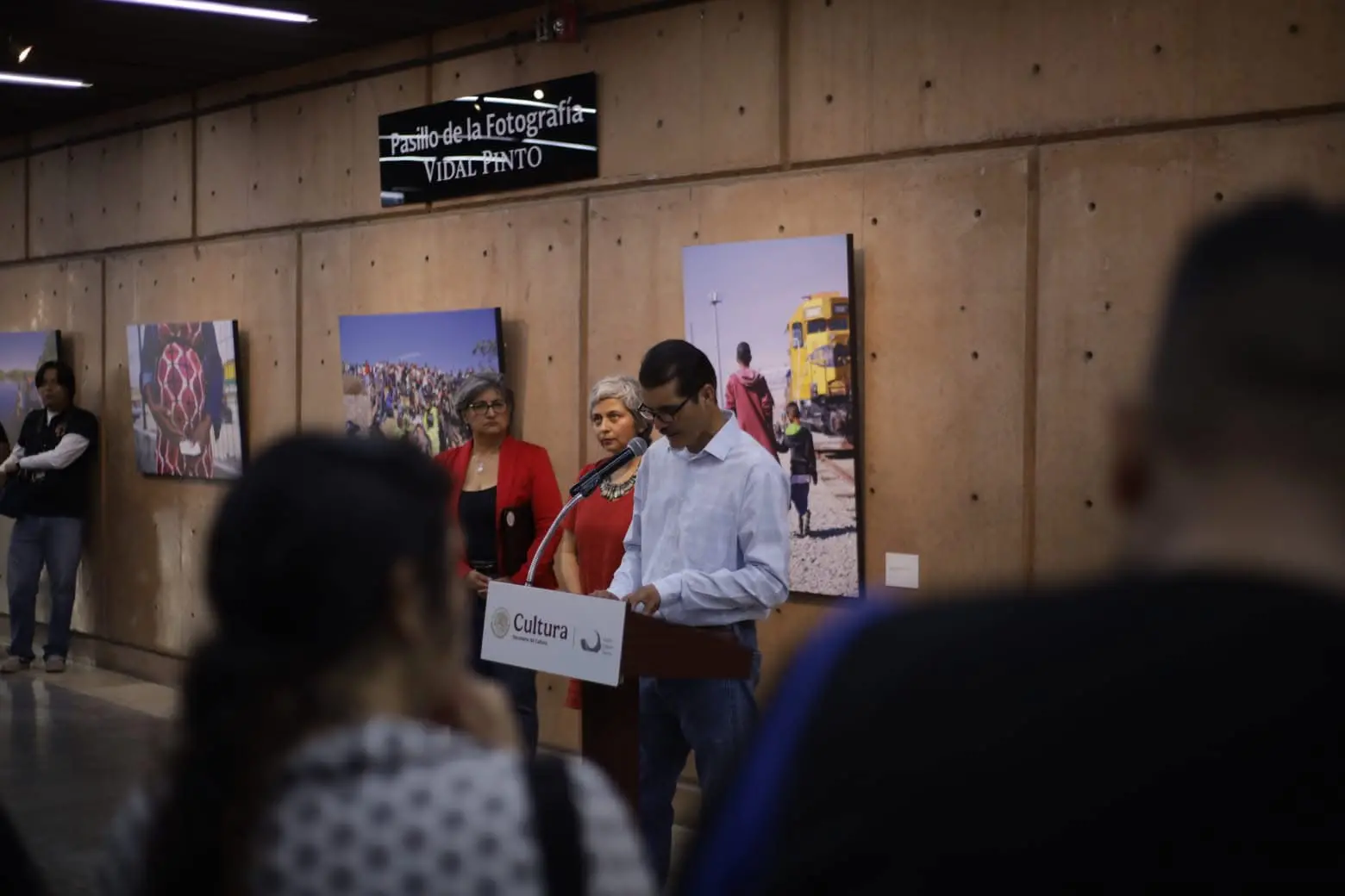 “Cargando Sueños”: Expo de Alfonso Caraveo que reflexiona sobre la migración y la niñez migrante