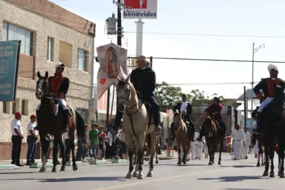 Con paso firme, tradición e historia realizan el desfile cívico-militar del 16 de Septiembre