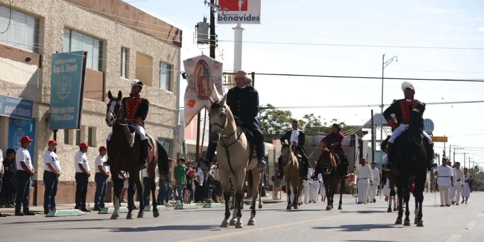 Con paso firme, tradición e historia realizan el desfile cívico-militar del 16 de Septiembre