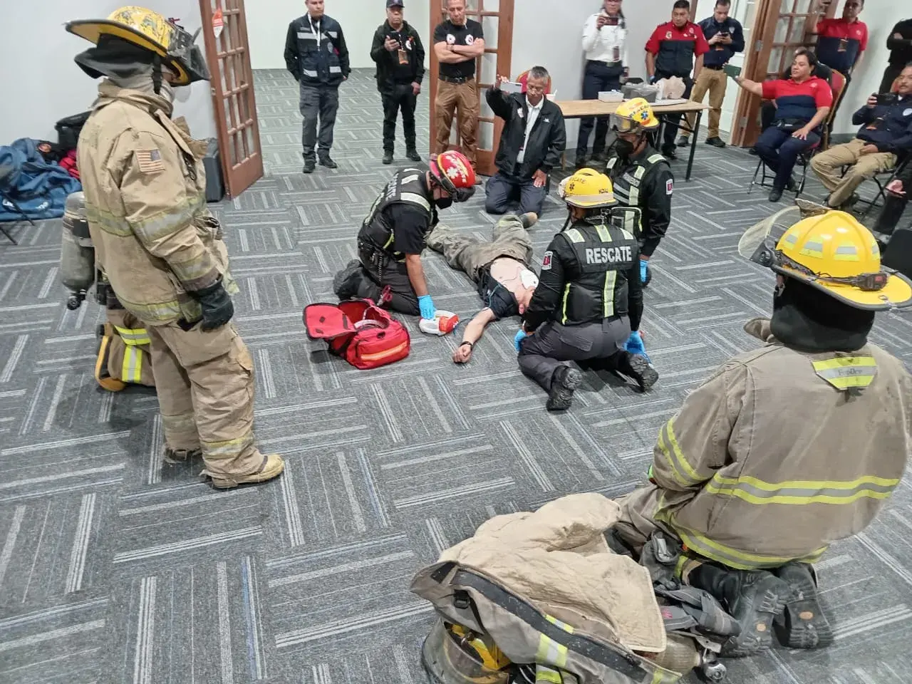 Teniente juarense participa en convención internacional de bomberos