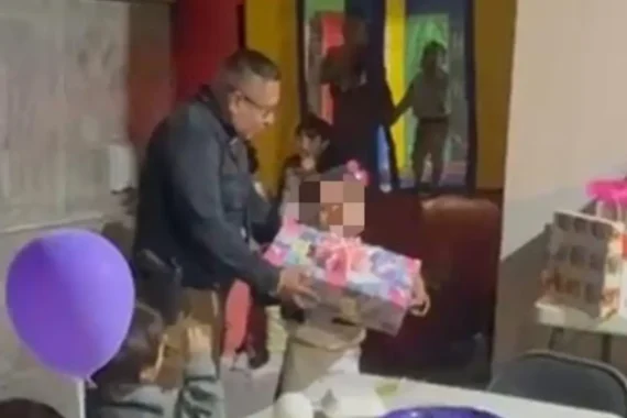 Policías sorprenden a niña de cinco años tras quedarse sola en su fiesta