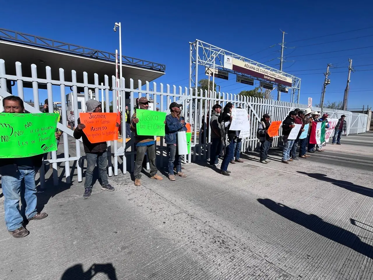 Campesinos toman Aduana en protesta por abandono federal