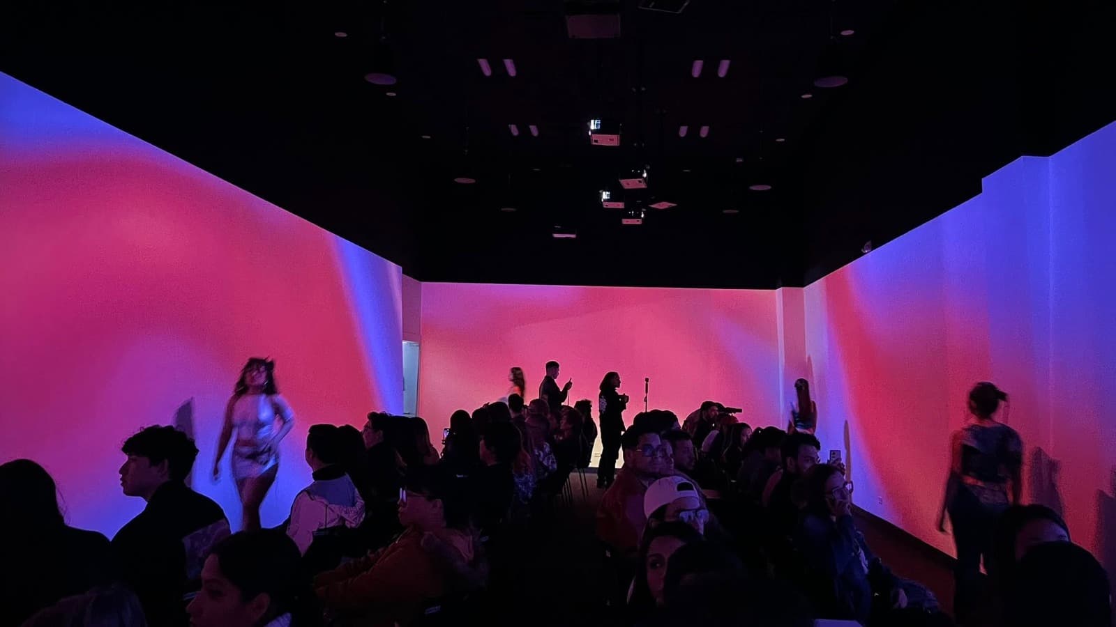 Brillan cultura y talento juvenil en espectáculo inmersivo