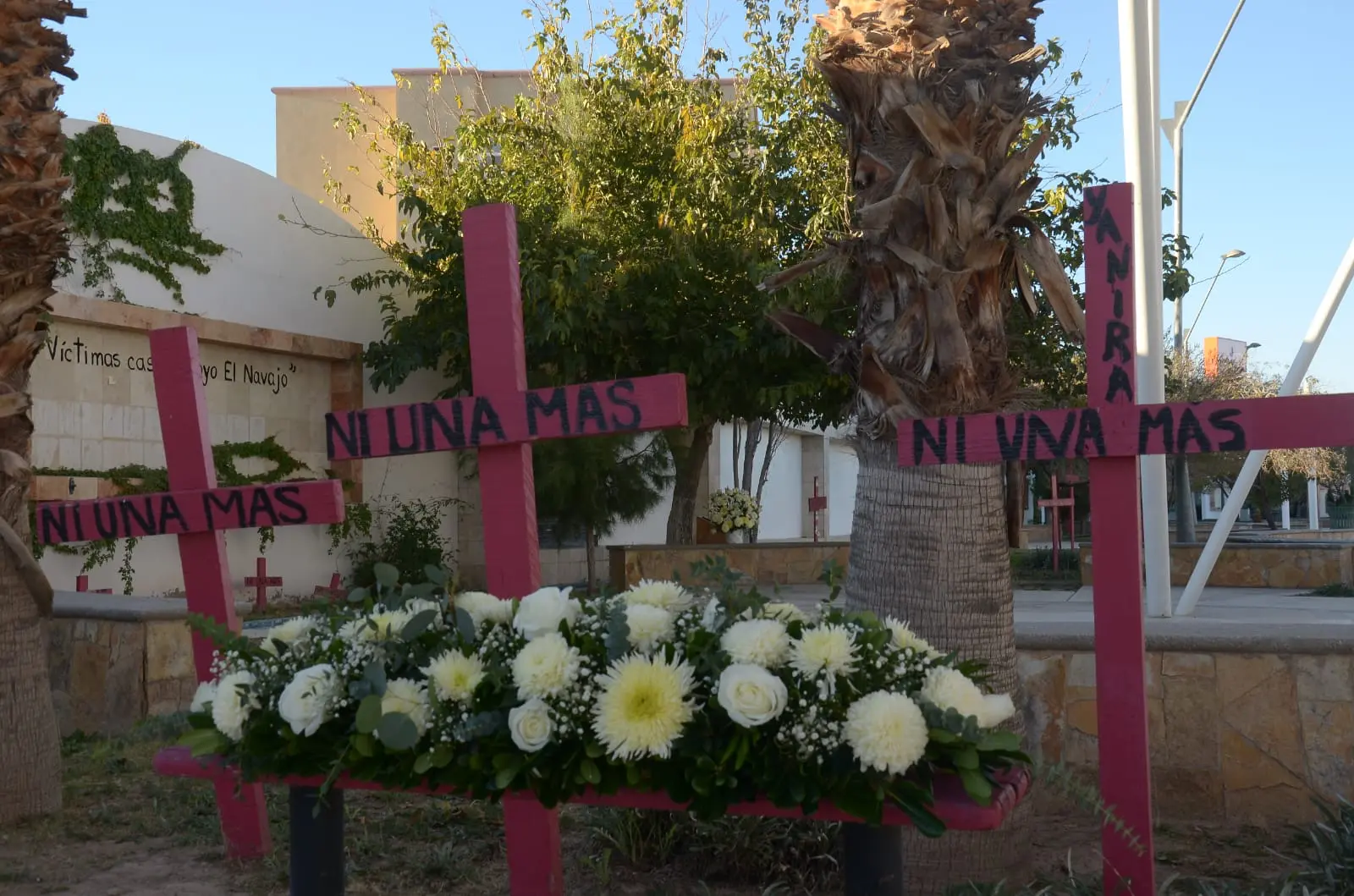 Conmemoran 25N con ofrenda en Campo Algodonero