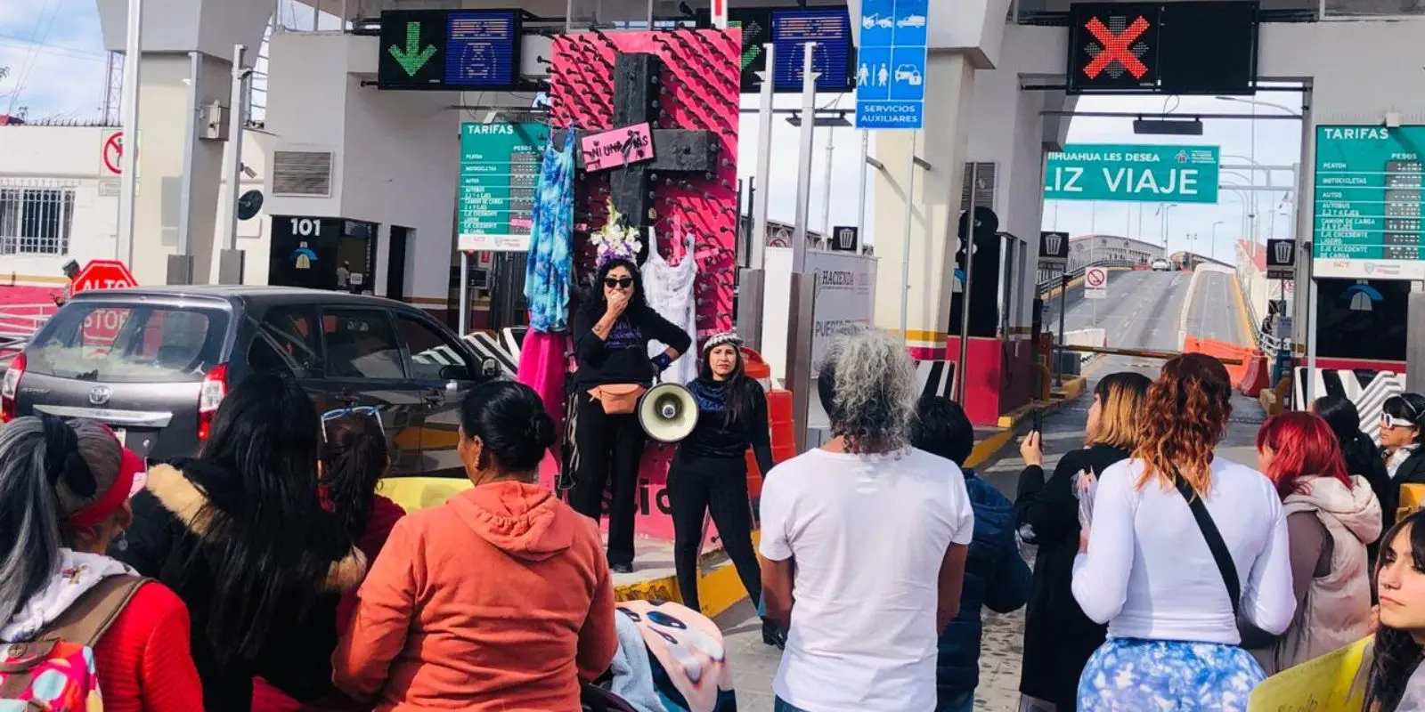 Marchan más de 50 mujeres hacia la Cruz de Clavos para exigir justicia