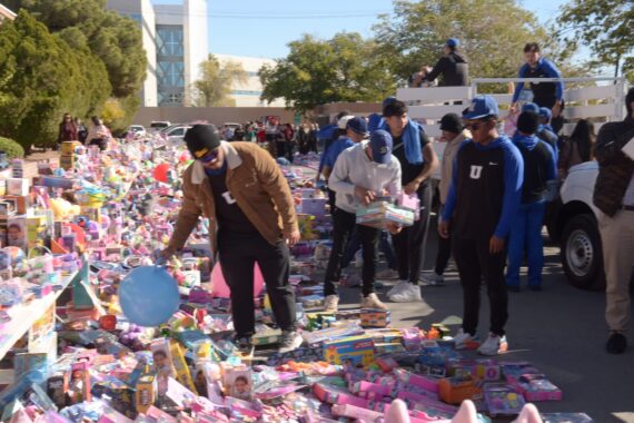 Recolecta UACJ más de 19 mil juguetes en campaña Santa Bombero