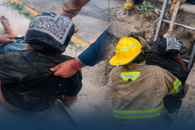 Rescatan a persona que cayó a la Acequia Madre